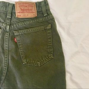 Size 7, Olive green 512 Vintage Levi's Denim Short